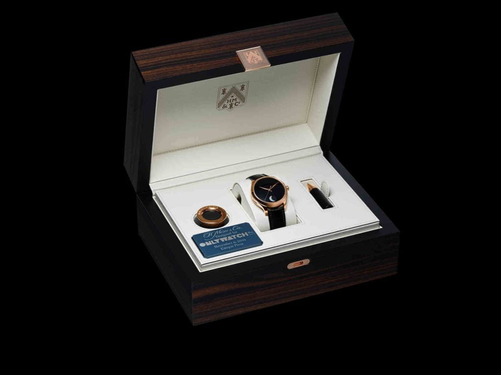 Endeavour Perpetual Moon Concept Only Watch debajo del reloj estuche