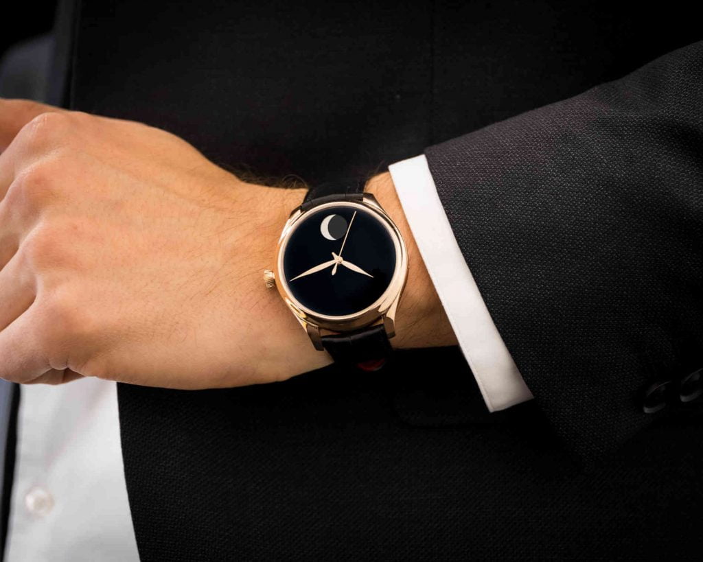 Endeavour Perpetual Moon Concept Only Watch debajo del reloj muñeca
